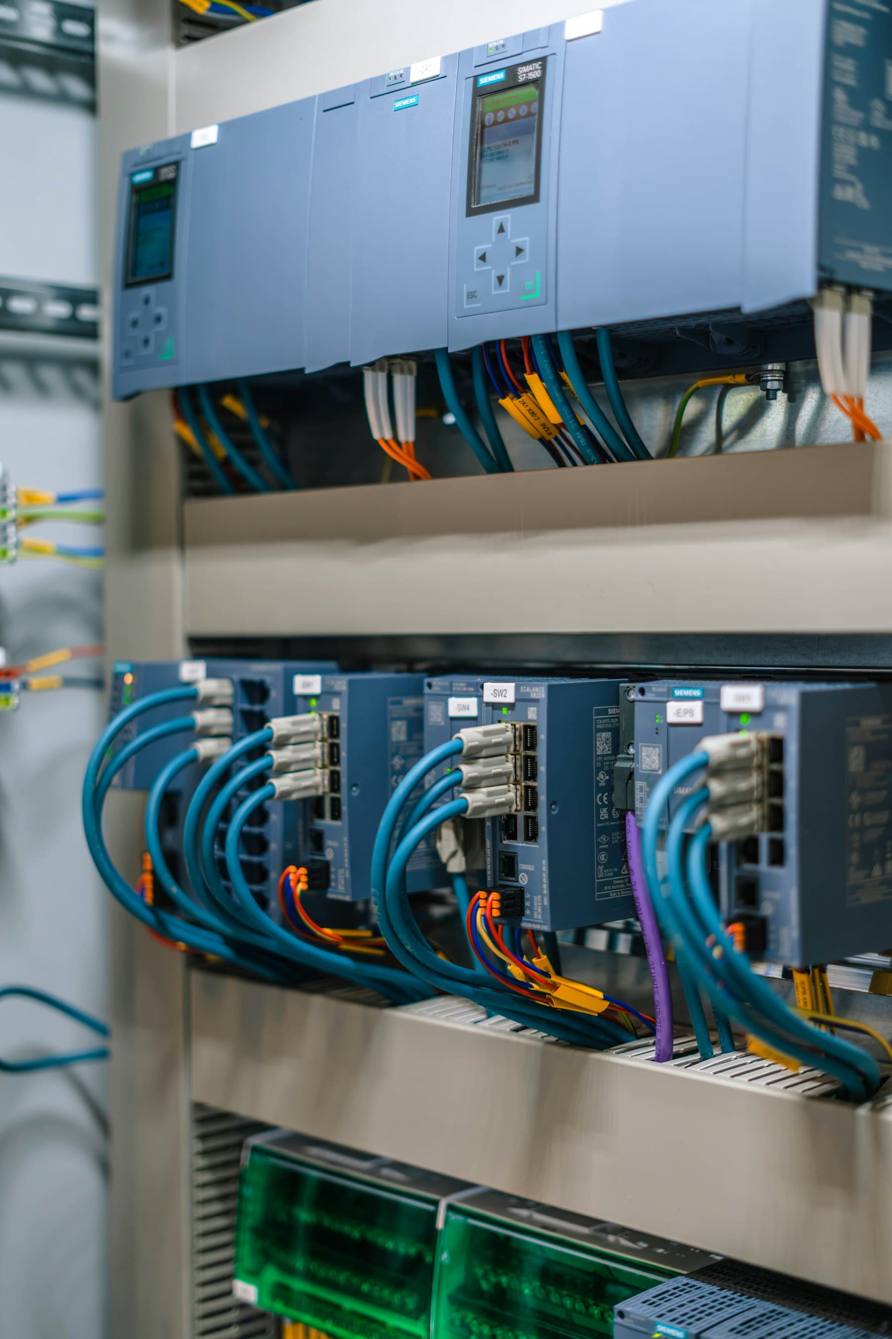 Panel de control eléctrico con componentes y cableado industrial